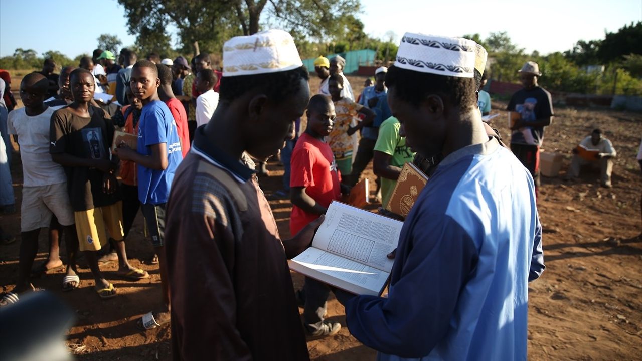 TDV Gönüllüleri Mozambik'te Kur'an-ı Kerim Dağıttı