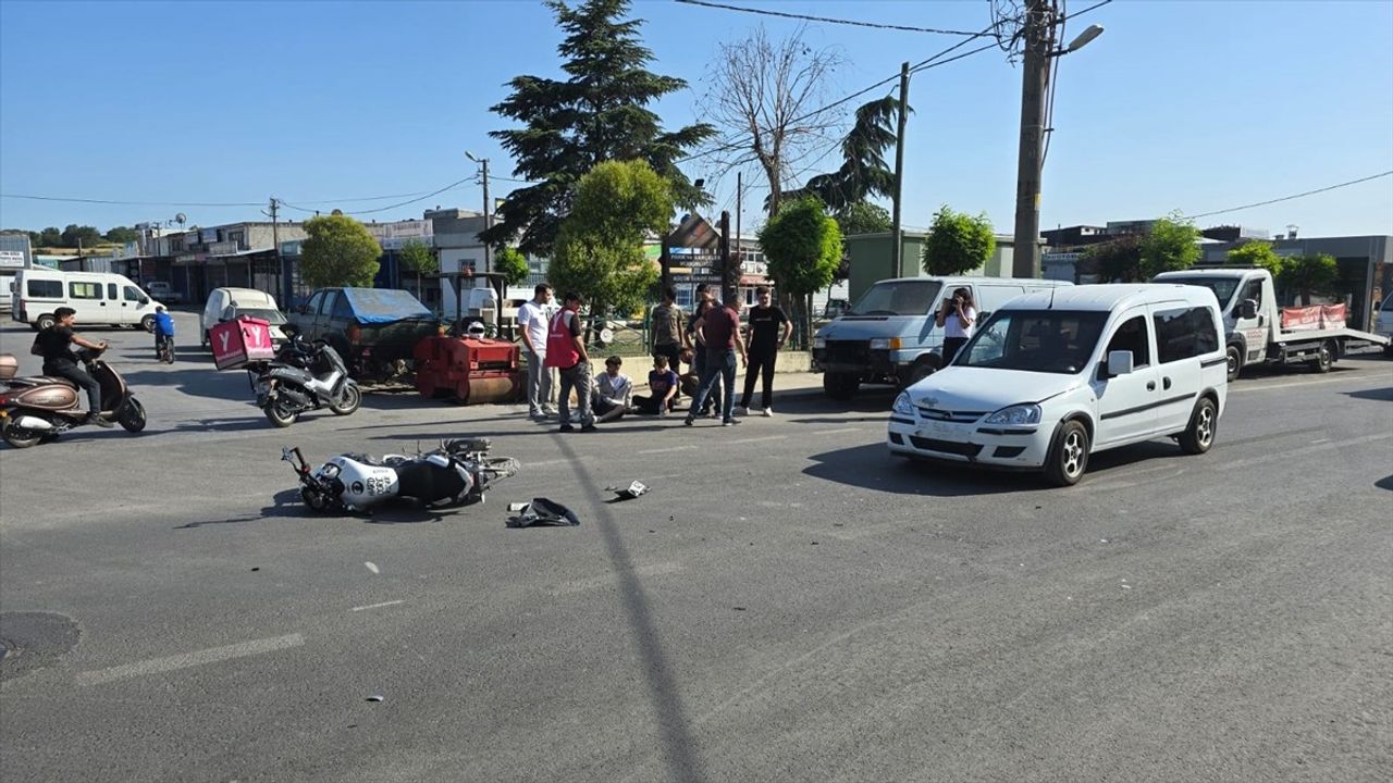 Tekirdağ Çerkezköy'de Hafif Ticari Araç ile Motosiklet Çarpıştı