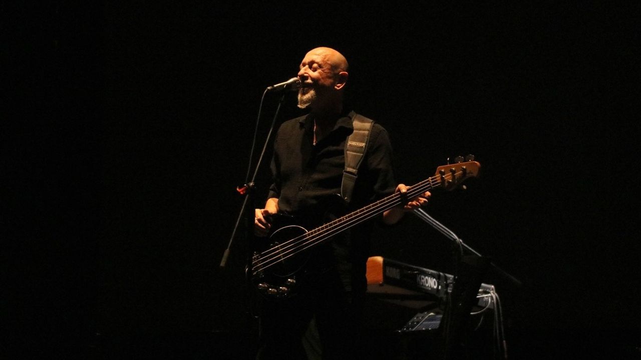 Tekirdağ'da 59. Uluslararası Kiraz Festivali'nde Zeynep Bastık ve Yüksek Sadakat Konser Verdi