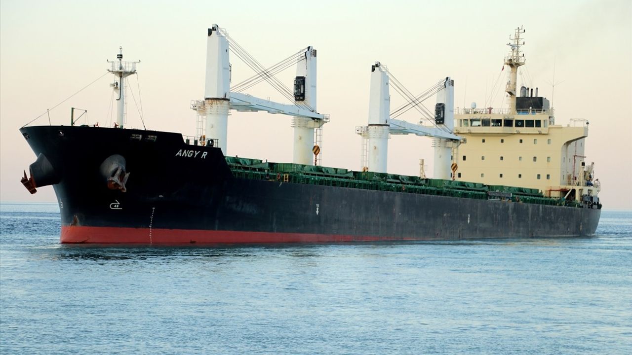 Tekirdağ’da Karaya Oturan Gemide İnceleme Çalışmaları Devam Ediyor