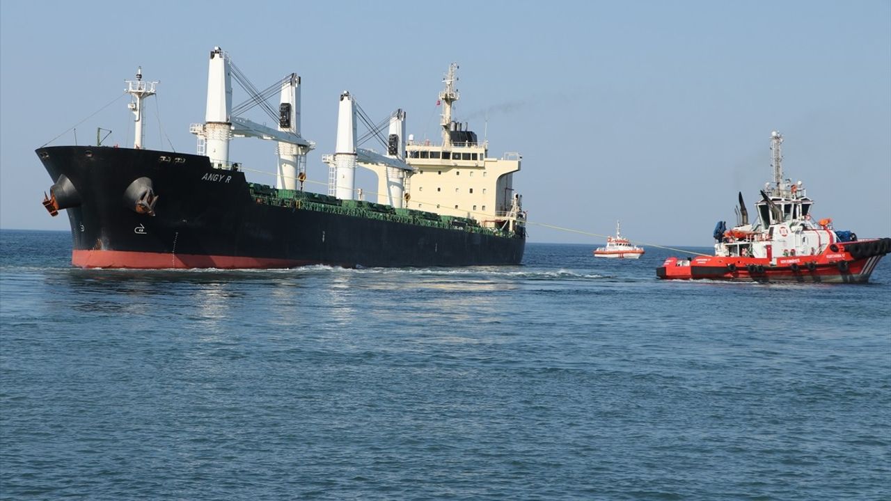 Tekirdağ'da Karaya Oturan Geminin Kurtarma Çalışmaları Yarın Devam Edecek