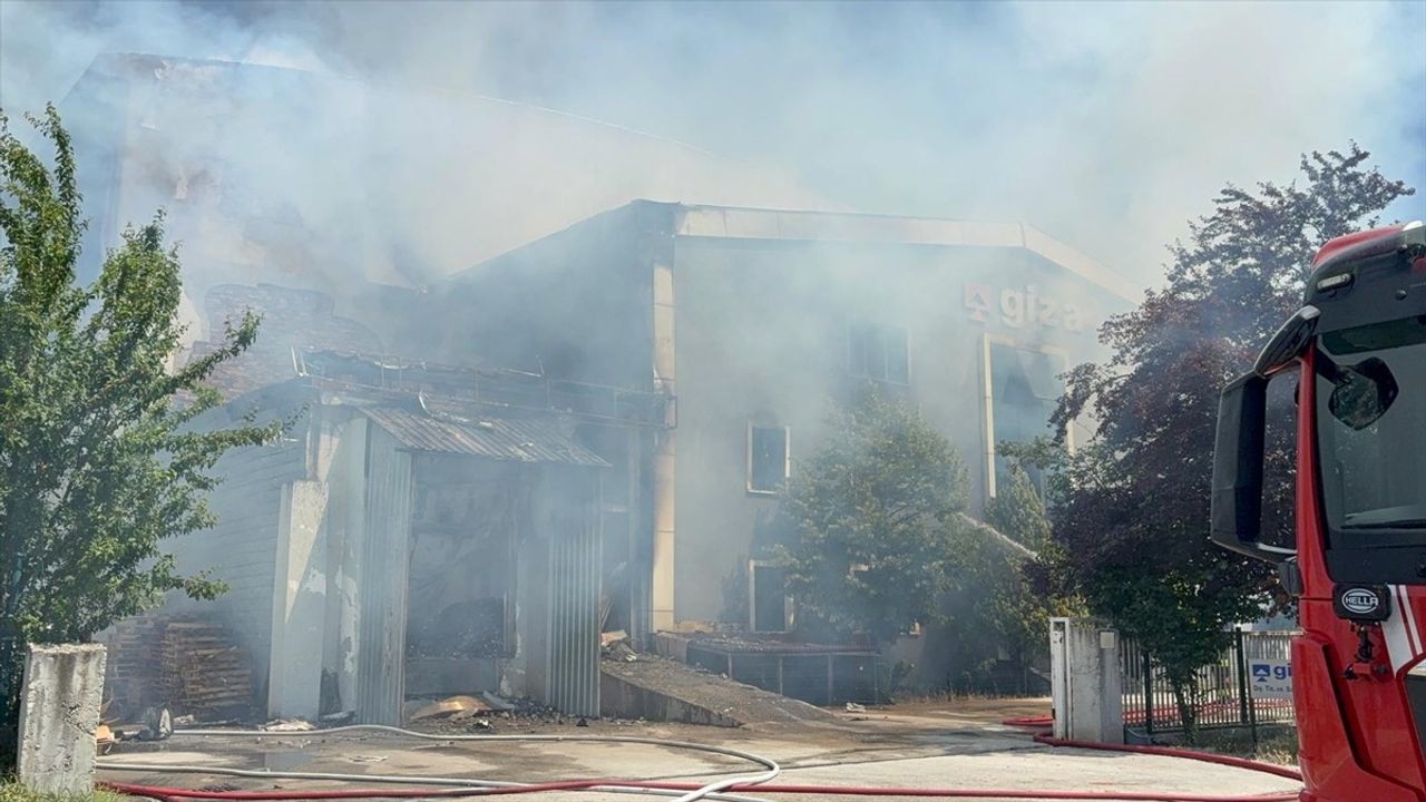 Tekirdağ'da Kimyasal Üretim Fabrikasında Yangın Kontrol Altına Alındı