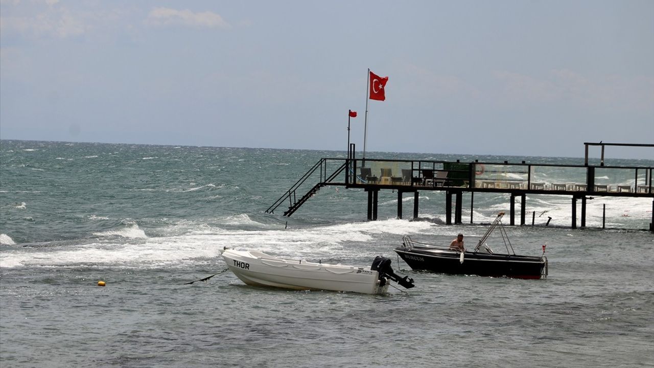 Tekirdağ'da Poyraz Nedeniyle Bazı Plajlarda Denize Girmek Yasaklandı