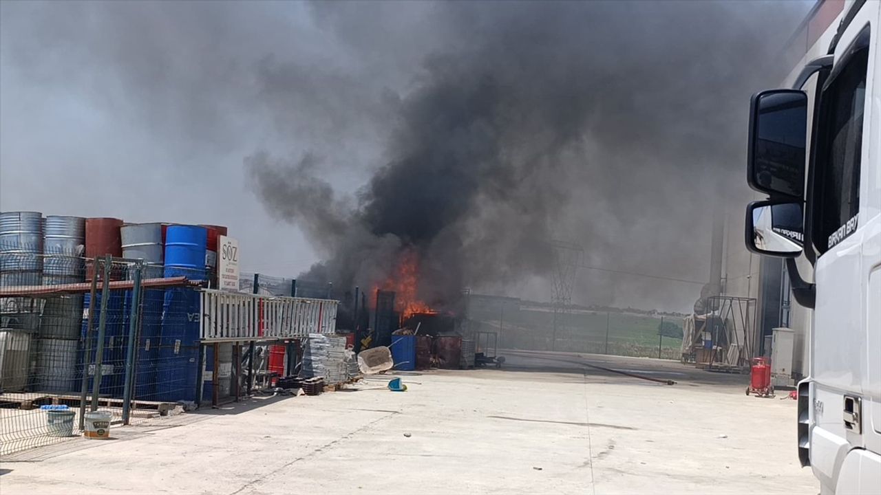 Tekirdağ'daki Kimya Fabrikasının Atık Alanında Yangın Kontrol Altına Alındı