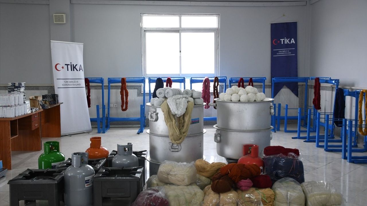 TİKA, Herat Üniversitesi Güzel Sanatlar Fakültesi'ne Halıcılık Ekipman Desteği Sağladı