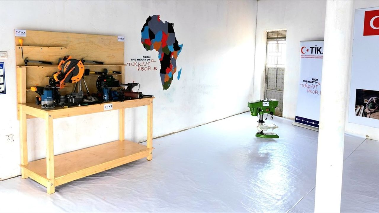 TİKA Uganda'daki Yetim Okulunda Marangozluk Atölyesi Açtı