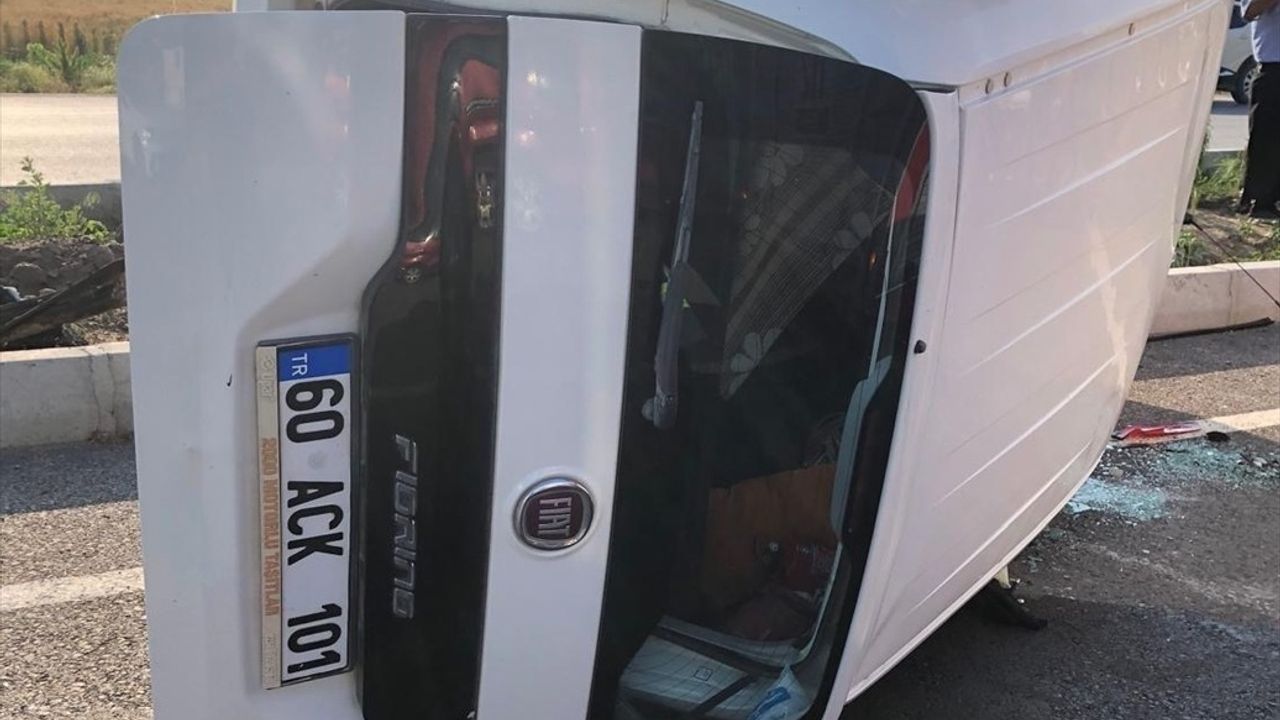 Tokat'ta Devrilen Hafif Ticari Araçta 4 Kişi Yaralandı