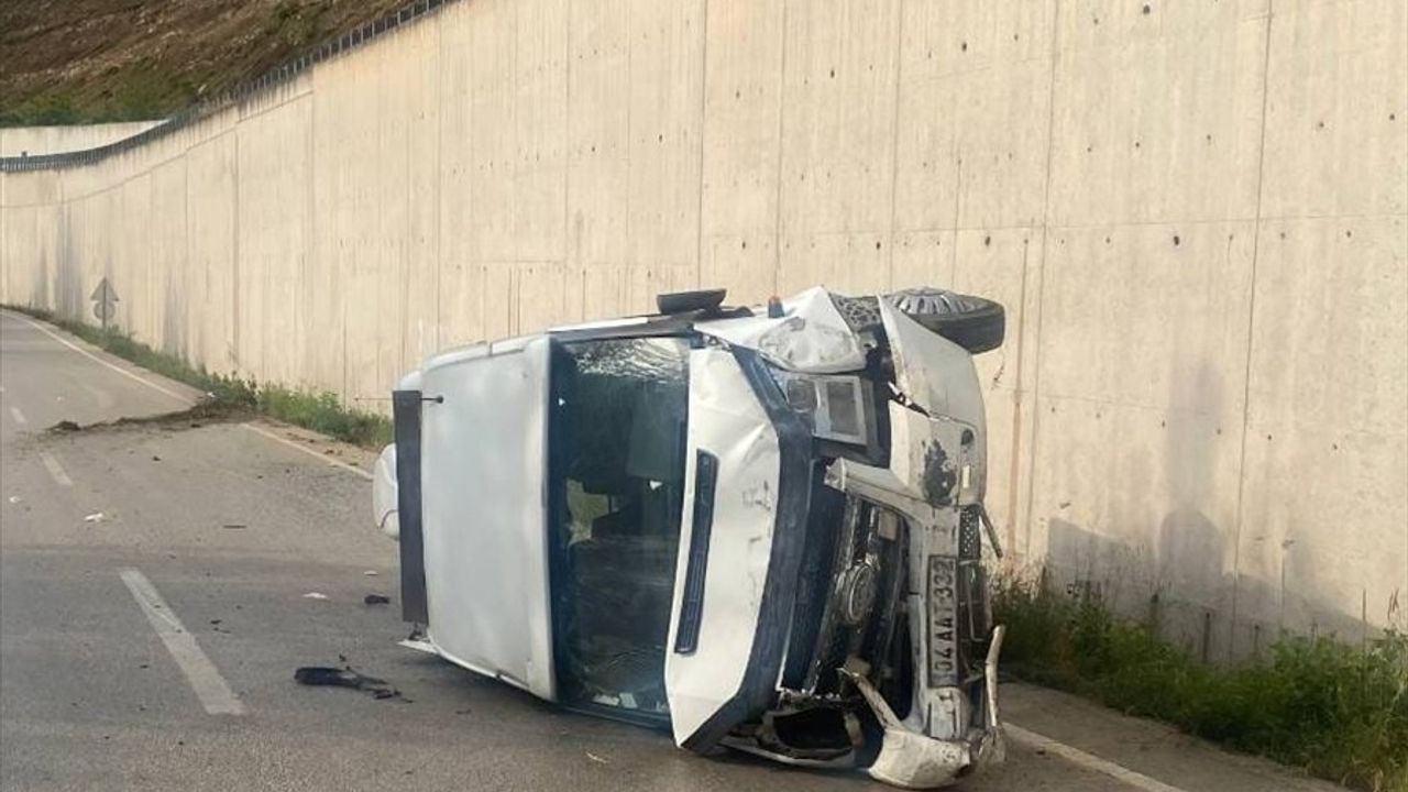 Tokat'ta Minibüs Devrildi: 10 Yaralı