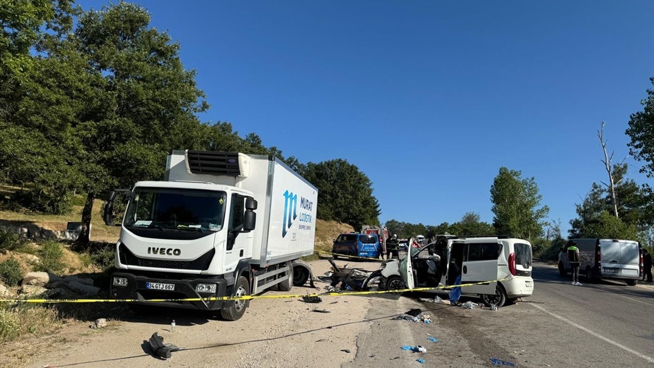 Tokat'ta Trafik Kazası: 2 Kişi Hayatını Kaybetti, 3 Yaralı