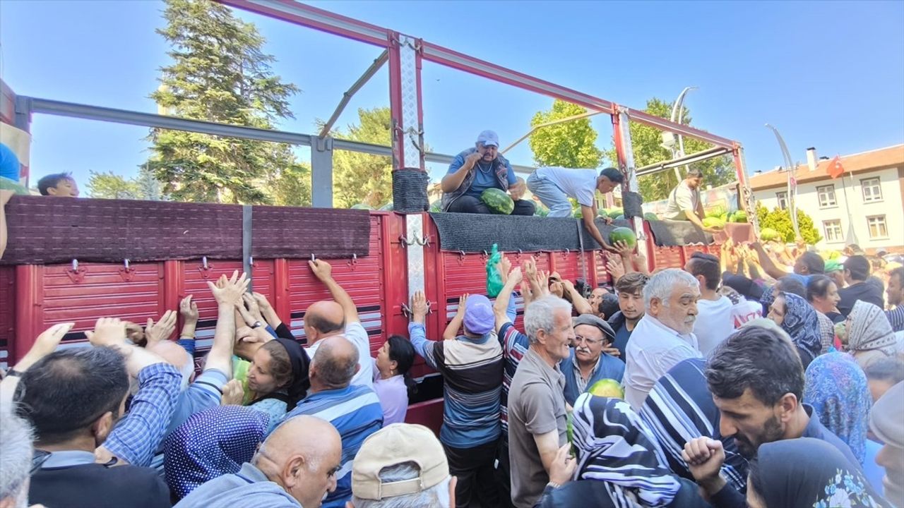 Tokat'ta Üreticiden Ücretsiz Karpuz Dağıtımı