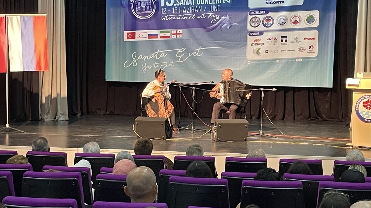 Trabzon'da 15. Uluslararası Sanat Günleri Konseri: Nemalohit Müzik Grubu Performansı