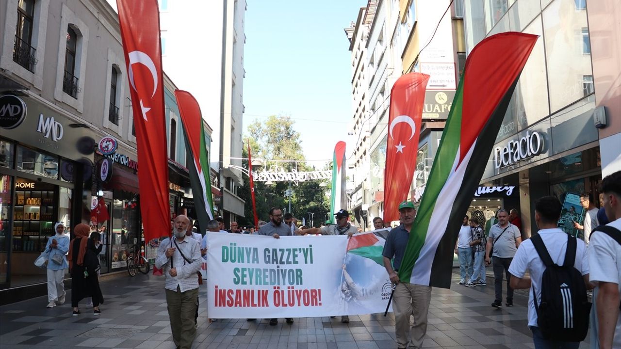 Trabzon'da Gazze'ye Destek Yürüyüşü Düzenlendi