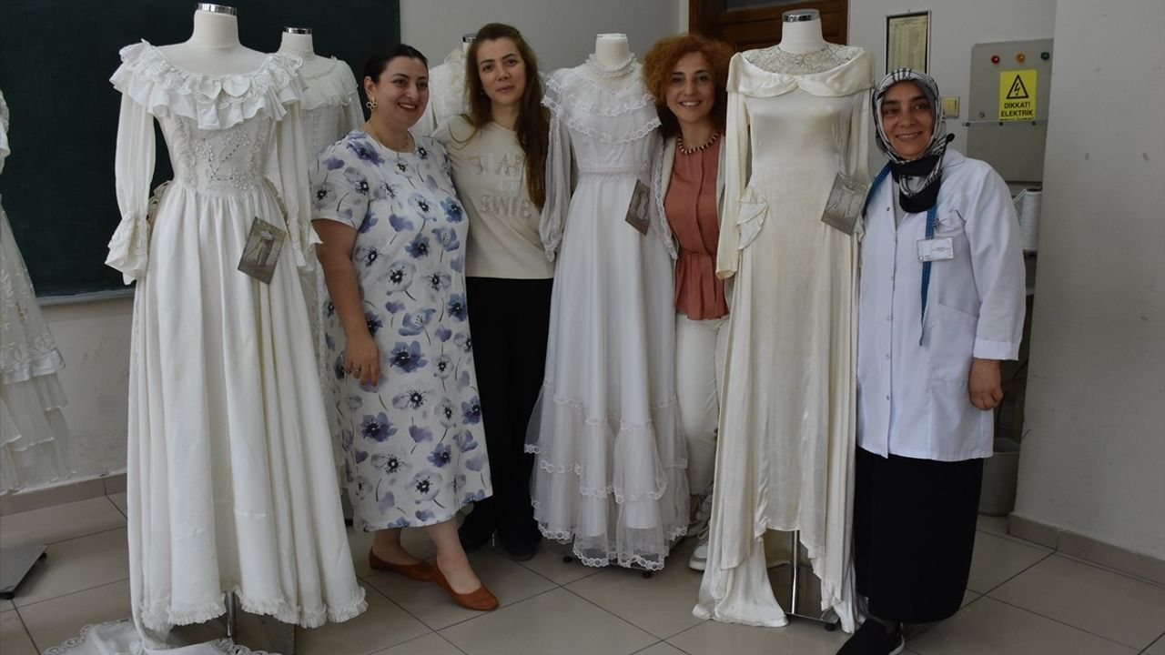 Trabzon'da Öğrenciler Eski Kıyafetlerden Yeni Tasarımlar Üretti