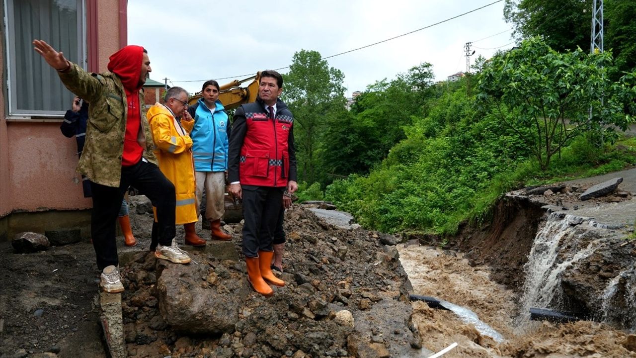 Trabzon'da Sağanak Yağış Hayatı Olumsuz Etkiledi