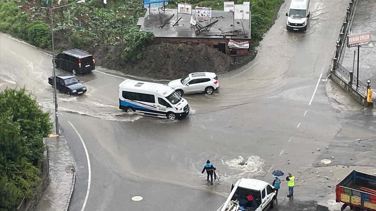 Trabzon'da Sağanak Yağış Hayatı Olumsuz Etkiledi
