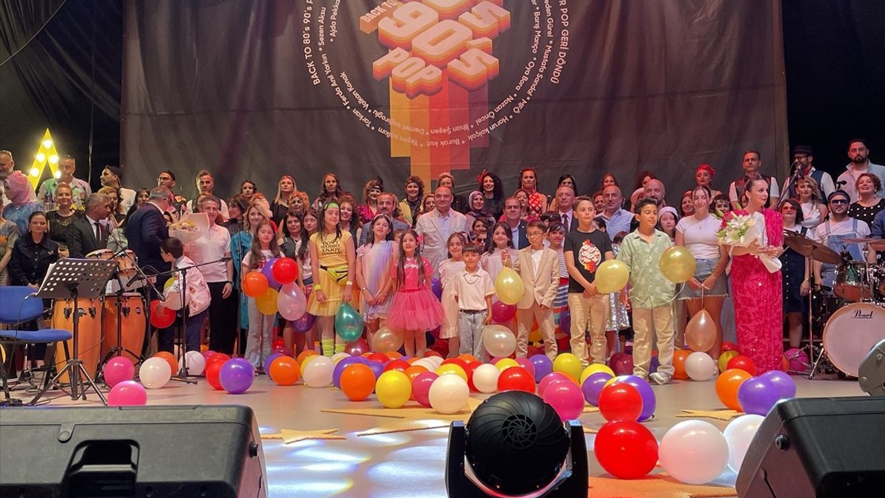 Trabzon'da 'Seksenler Doksanlar' Müzik Grubu Konser Verdi