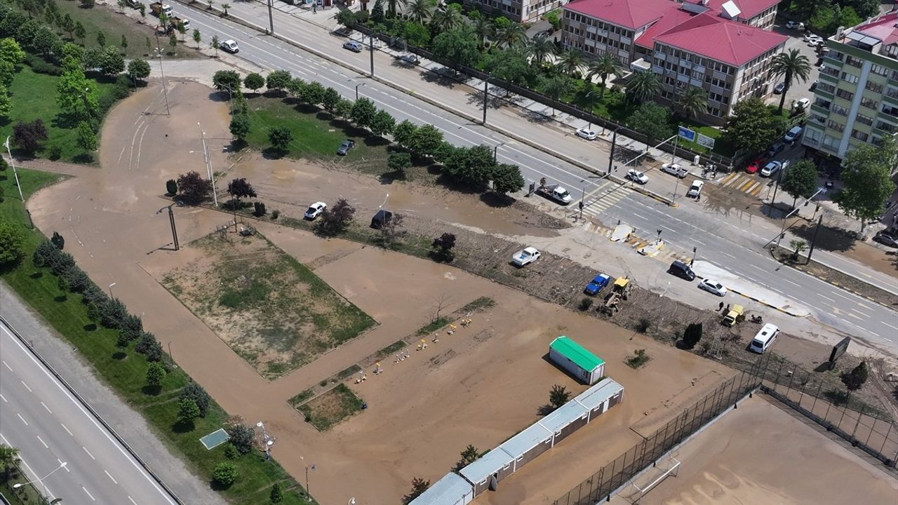Trabzon'da Yağış Sonrası Temizlik Çalışmaları Devam Ediyor