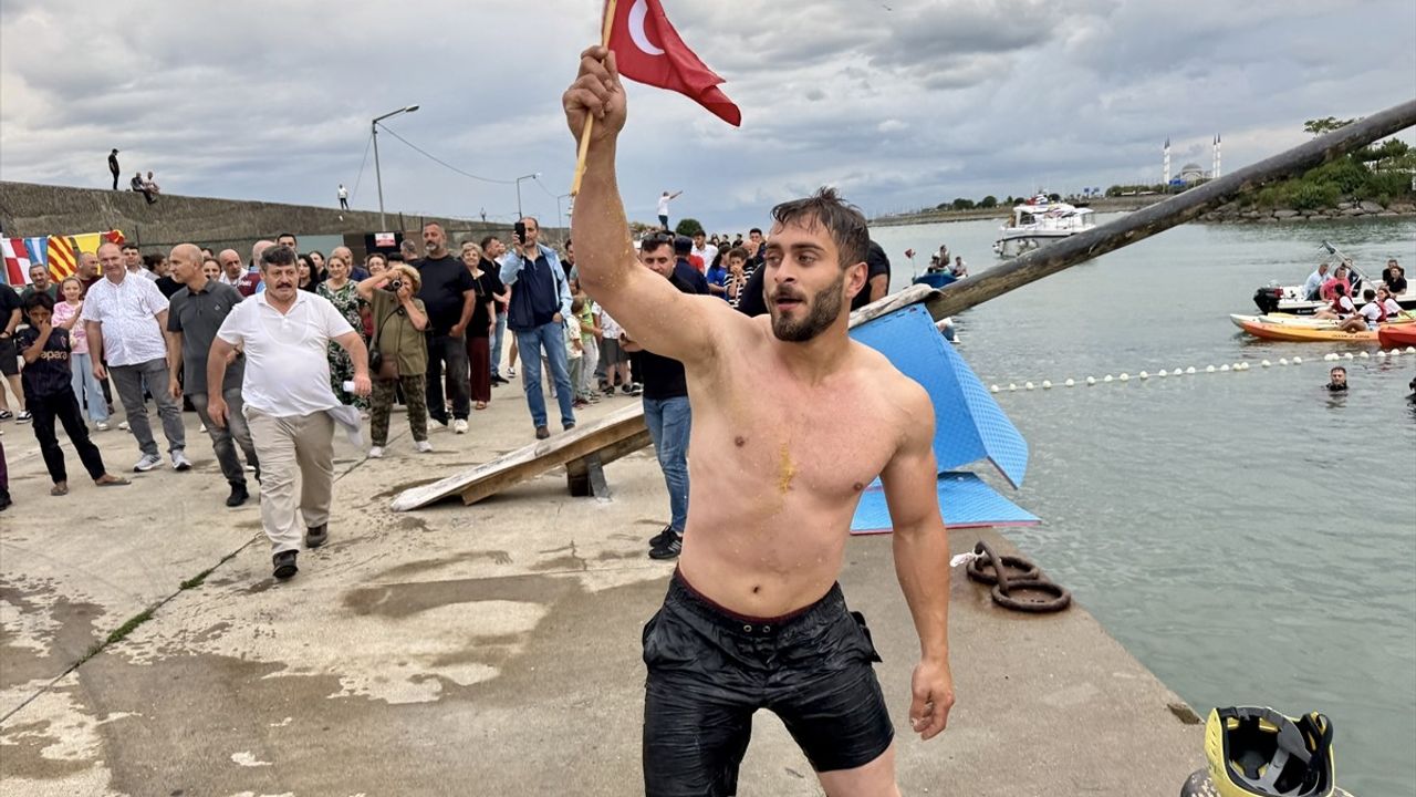 Trabzon'da Yağlı Direk Yarışması Düzenlendi