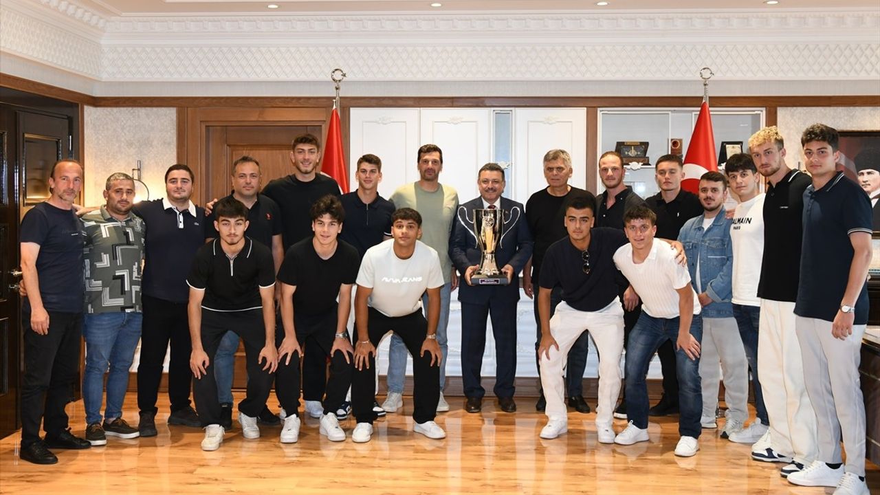 Trabzonspor 19 Yaş Altı Takımı, Büyükşehir Belediyesi'ni Ziyaret Etti