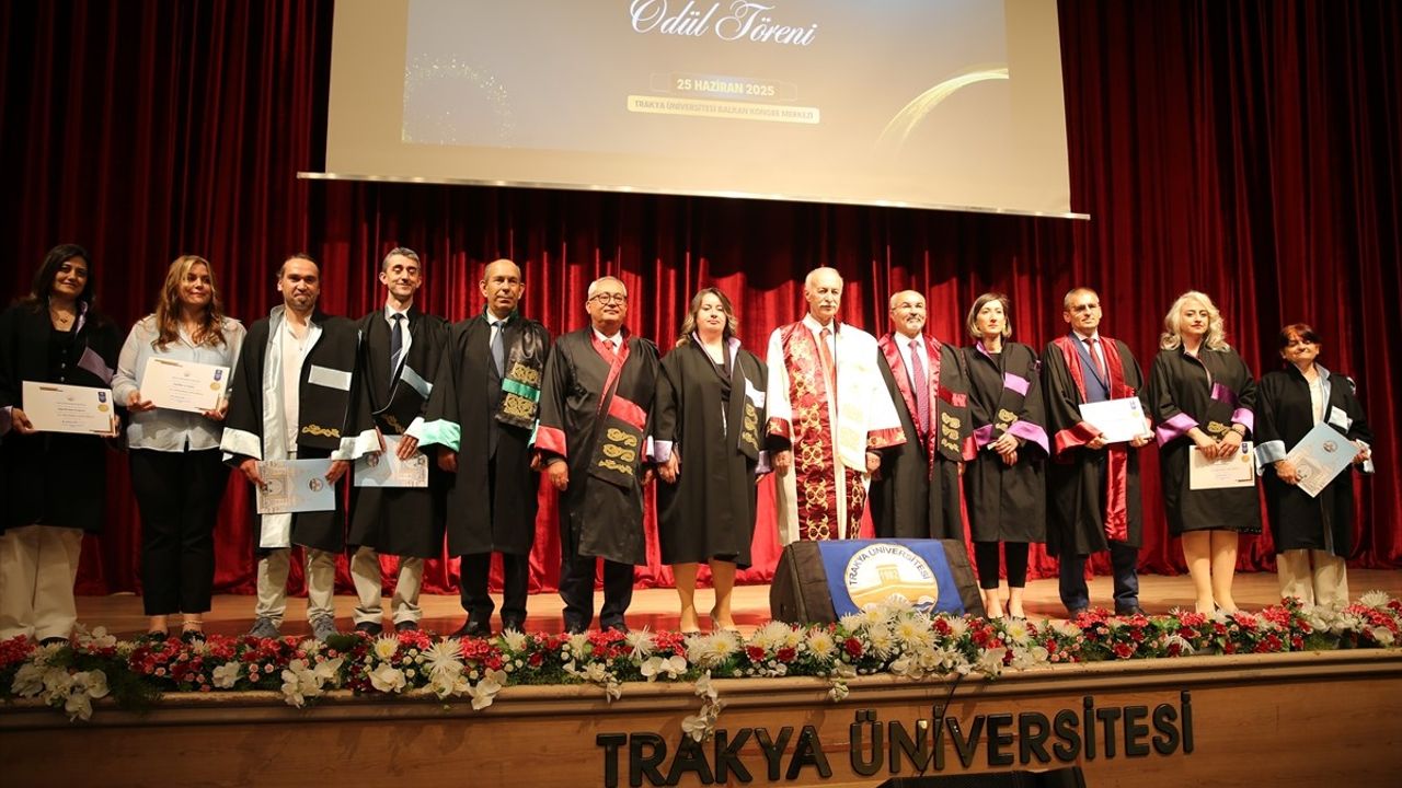 Trakya Üniversitesi'nde 'Akademik Yükseltme ve Ödül Töreni' Gerçekleştirildi