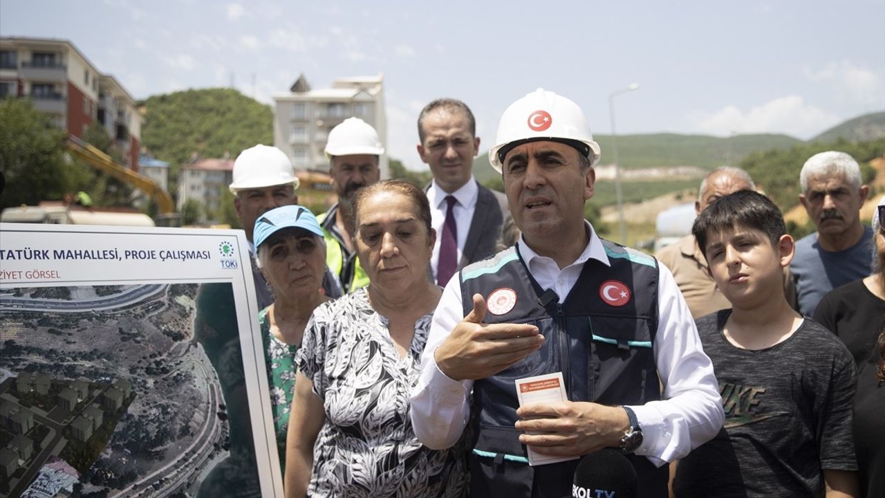 Tunceli'de Depreme Dayanıksız Binaların Yıkımı Devam Ediyor