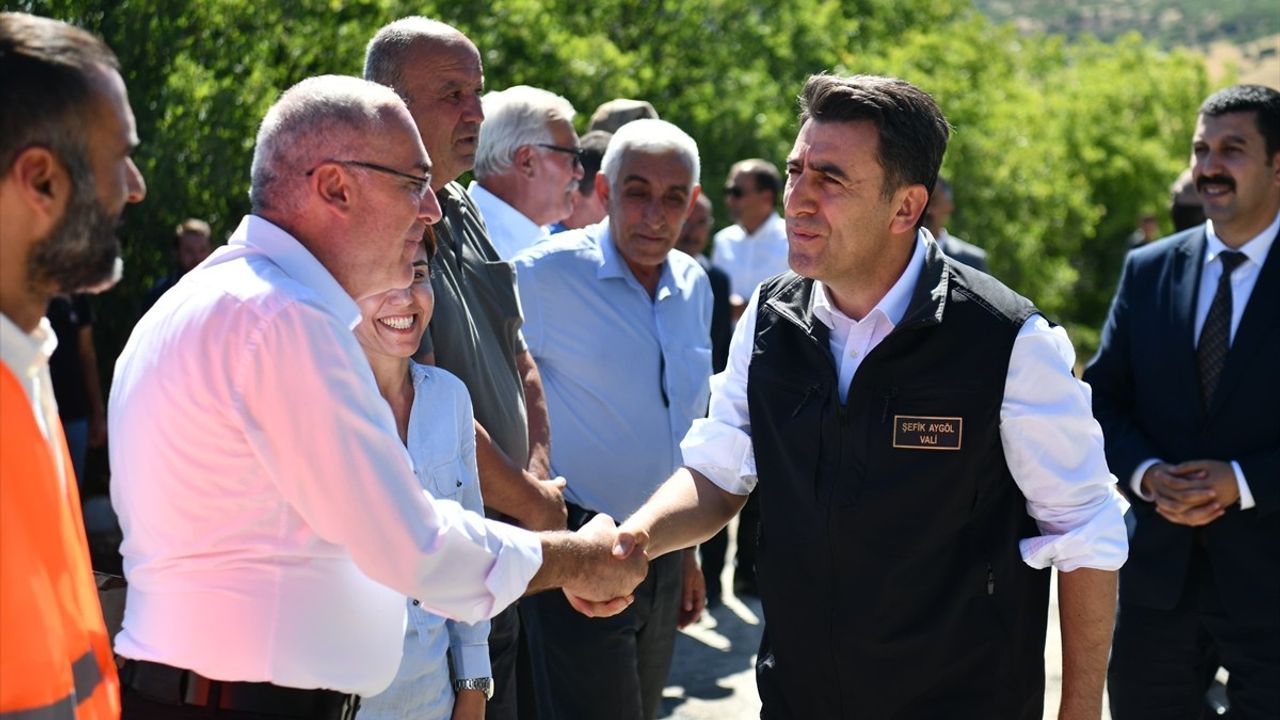 Tunceli'de Köy Yolları Sıcak Asfaltla Yenileniyor