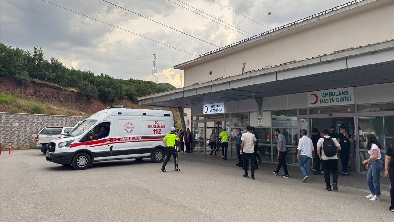 Tunceli'de Motosiklet Kazası: Polis Memuru ve Yaya Yaralandı