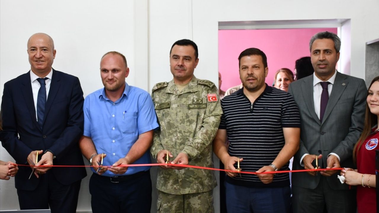 Türk Askeri Kosova'da Eğitime Destek Sağladı