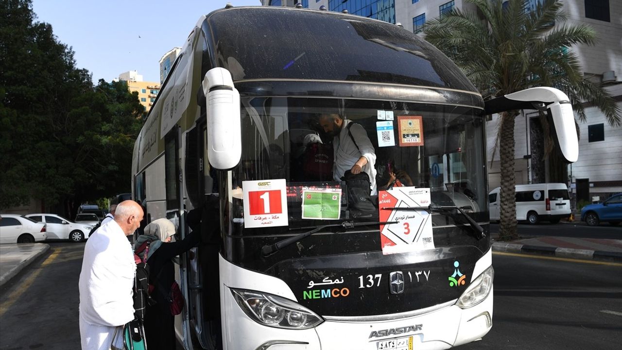 Türk Hacı Adaylarının Arafat'a İntikali Başladı