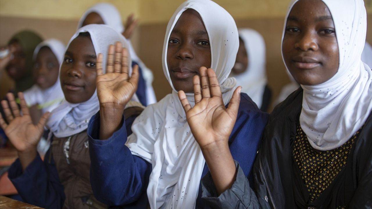 Türk Hayırseverler Malavi'de Yetimlere Yardımda Bulundu
