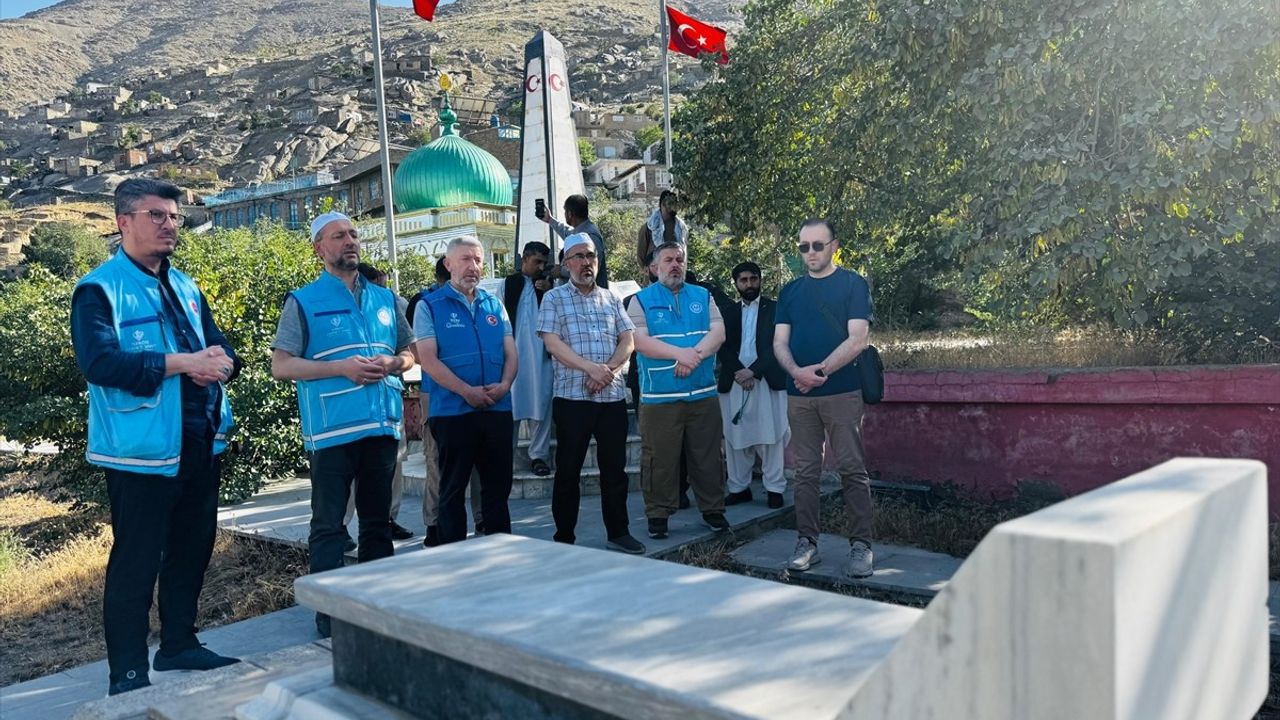 Türkiye Diyanet Vakfı Heyetinden Kabil'deki Türk Mezarlığına Ziyaret