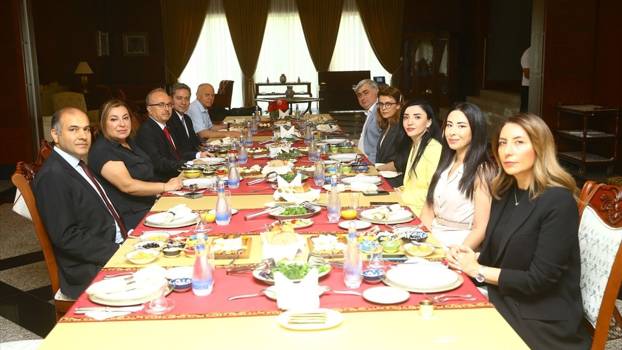 Türkiye'nin Bakü Büyükelçisi Akgün, Dünya Kahvaltı Günü'nü Azerbaycanlı Gazetecilerle Kutladı