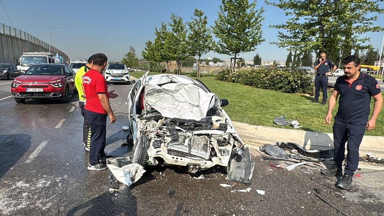 Tuzla'da Zincirleme Trafik Kazasında 4 Kişi Yaralandı