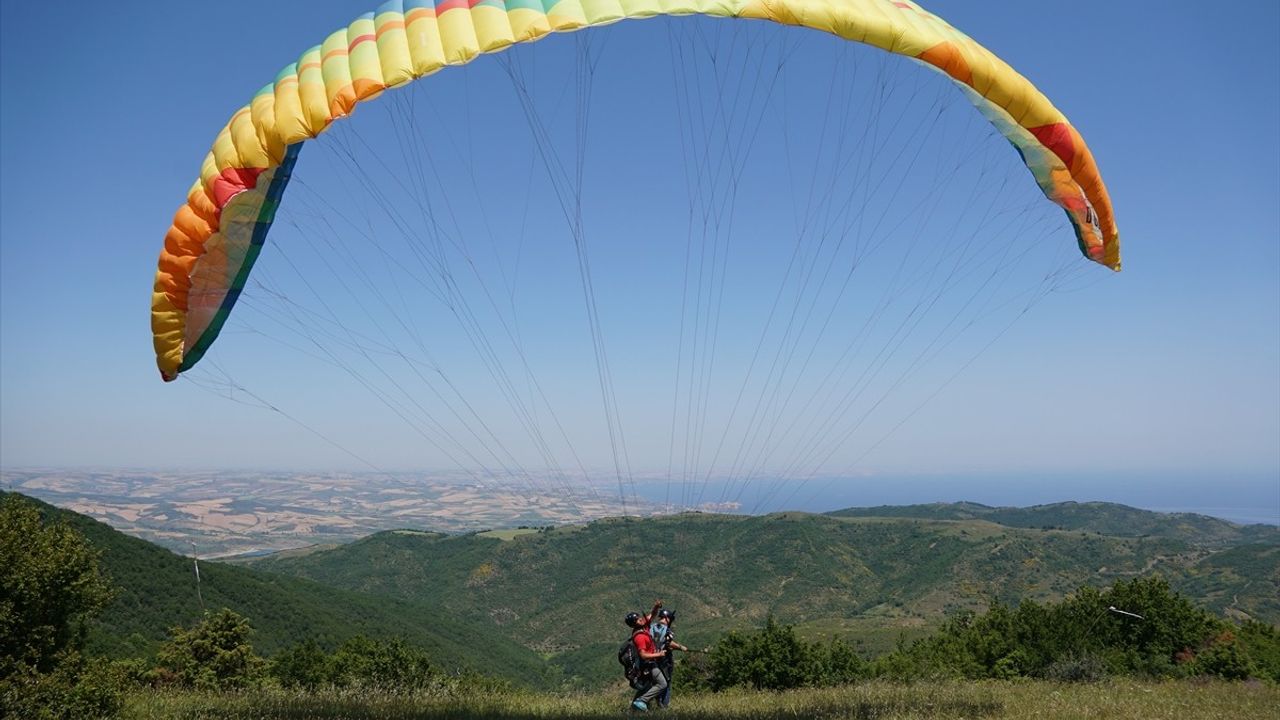 Uçmakdere, Kurban Bayramı'nda Yamaç Paraşütü Tutkunlarını Ağırladı