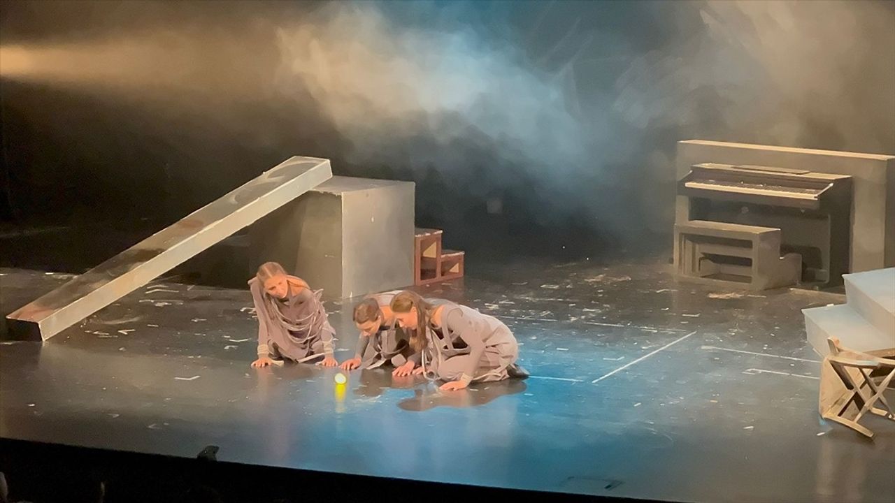 Ukrayna İlk Akademi Çocuk ve Gençlik Tiyatrosu, Antalya'da 'Tahtadan Kardan Adam' Oyununu Sahneledi