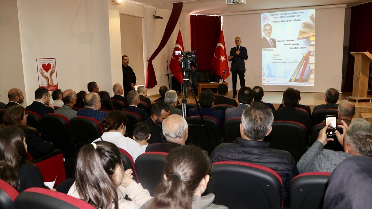 Ulaştırma ve Altyapı Bakanı Uraloğlu Trabzon'da Öğrencilerle Söyleşide Buluştu