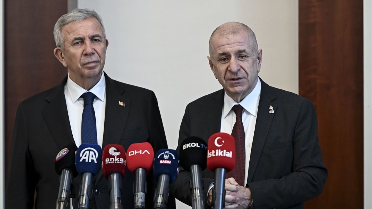 Ümit Özdağ, Mansur Yavaş'ı Ziyaret Etti