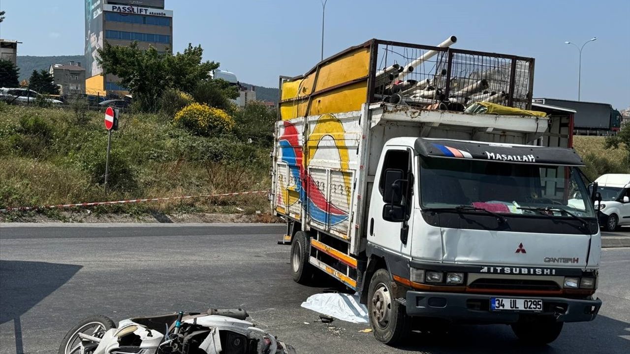 Ümraniye'de motosiklet-kamyonet kazası: 17 yaşındaki sürücü hayatını kaybetti