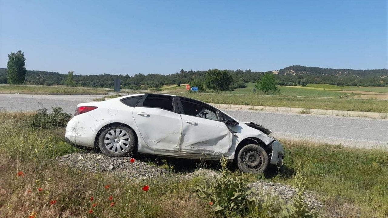 Uşak'ta Devrilen Otomobilde 4 Kişi Yaralandı