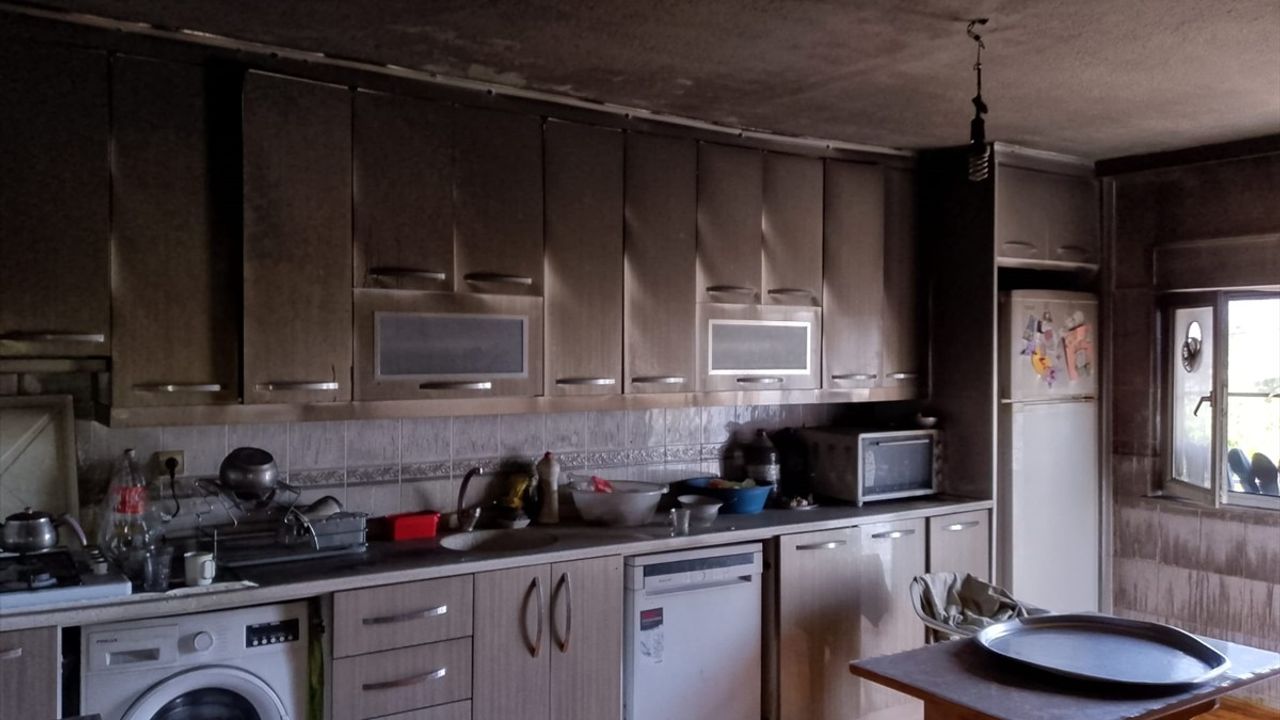 Uşak'ta Evde Çıkan Yangında 3 Kişi Dumandan Etkilendi