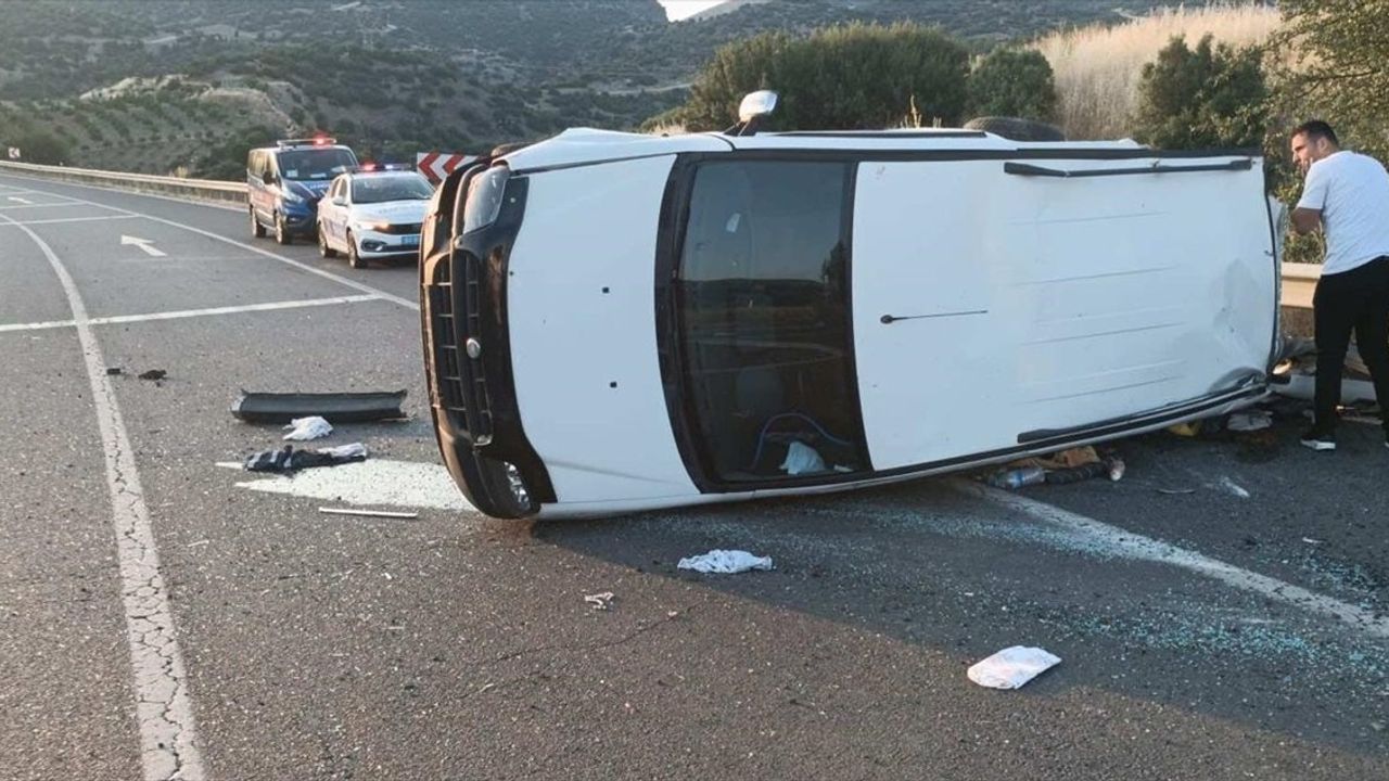 Uşak'ta Hafif Ticari Araç Devrildi: 1 Ölü, 4 Yaralı