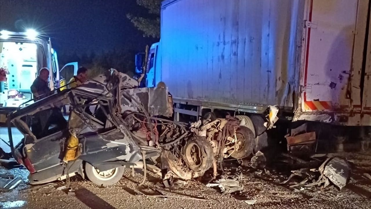 Uşak'ta Park Halindeki Kamyona Çarpan Otomobilin Sürücüsü Hayatını Kaybetti