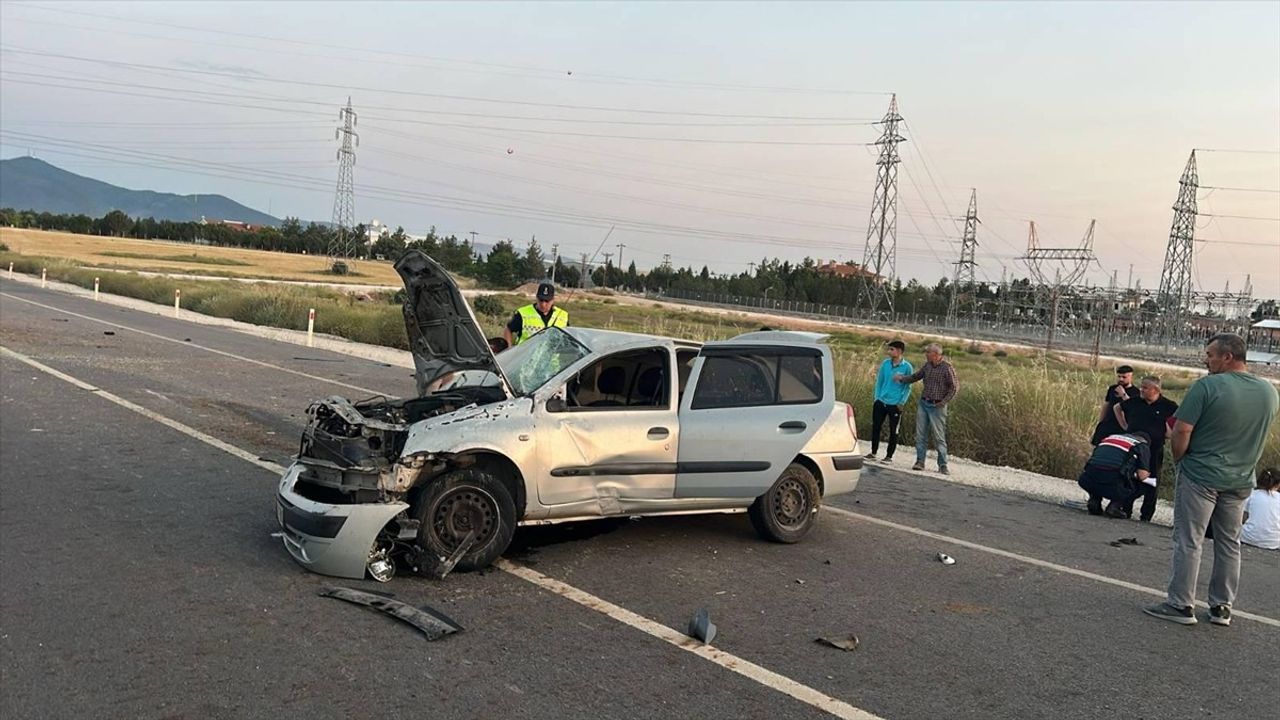 Uşak'ta Takla Atan Otomobilde 3 Kişi Yaralandı