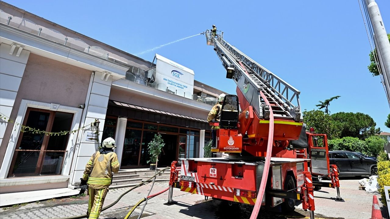 Üsküdar'daki Sosyal Tesiste Yangın İtfaiye Ekiplerinin Müdahalesiyle Söndürüldü