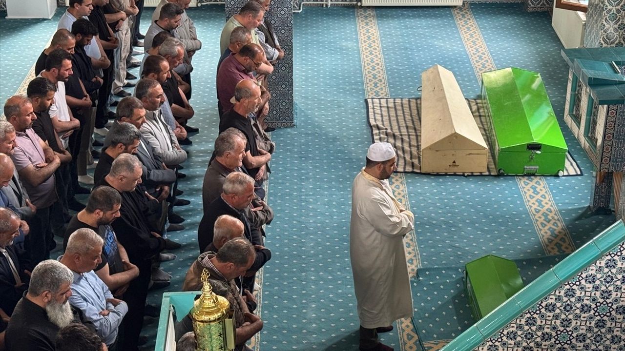 Van'da Kazada Hayatını Kaybeden Aile Toprağa Verildi