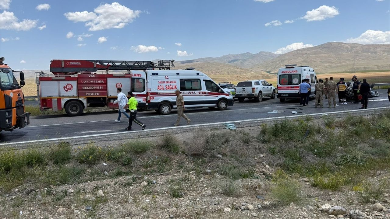 Van'da Mezuniyet Törenine Giden Otomobil Kazasında 1 Ölü, 4 Yaralı