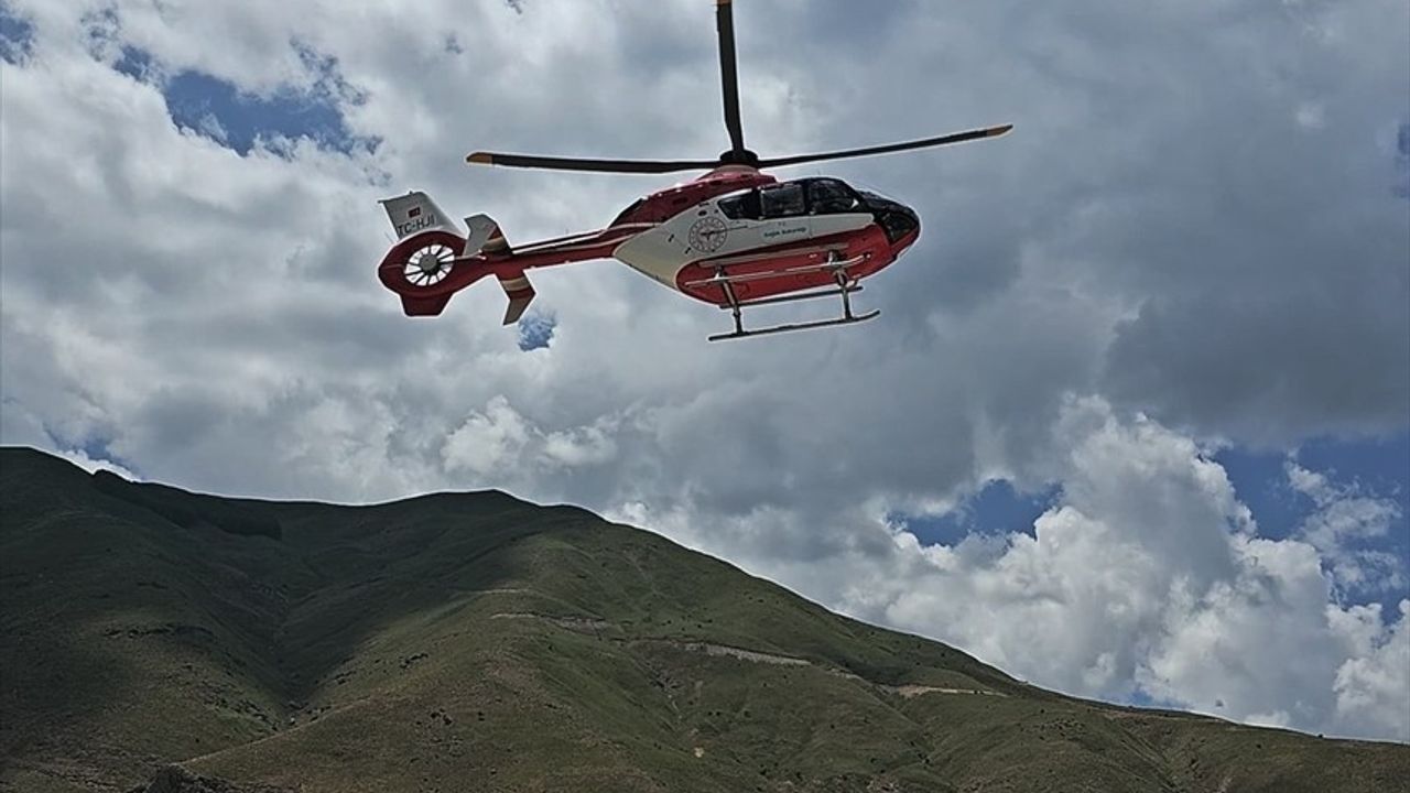 Van'da Solunum Sıkıntısı Çeken Hasta Ambulans Helikopterle Hastaneye Nakledildi