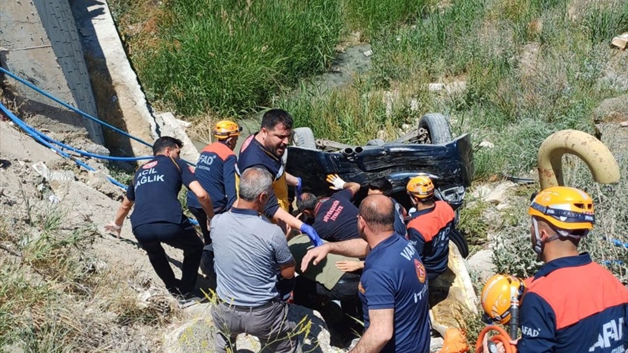 Van'da Trafik Kazası: 5 Kişi Yaralandı