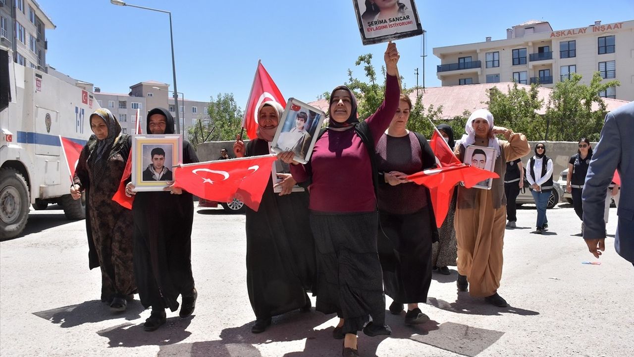 Van'daki Aileler DEM Parti Önünde Eylemlerine Devam Ediyor