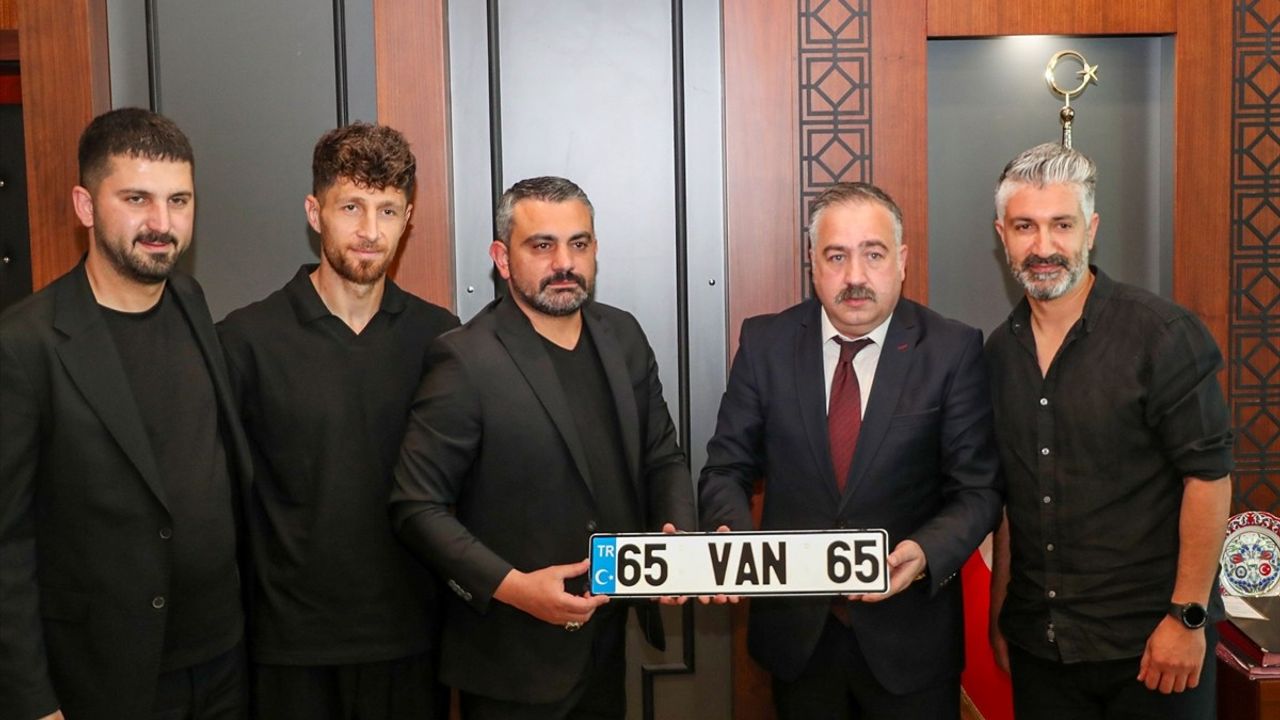 Van Emniyet Müdürü Murat Mutlu'dan Artı Değer Vanspor'a Anlamlı Hediye